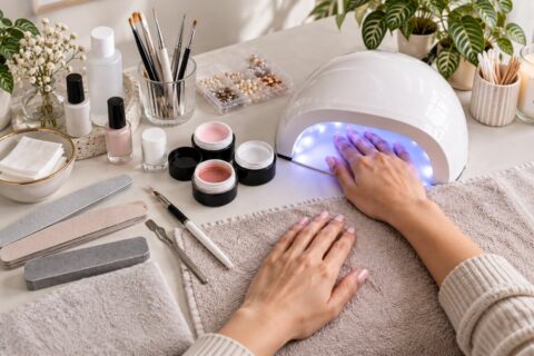 Gelnägel selber machen – Hände mit Gel, UV-LED-Lampe, Feilen und Maniküre-Zubehör zuhause