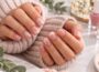 Nageldesign für kurze Nägel mit Nude-Tönen, feinen Linien und dezenten goldenen Akzenten