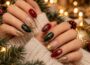 Weihnachtsnägel in Rot, Tannengrün und Gold mit Sternen, Glitzer und festlichen Nail-Art-